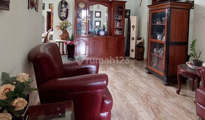 ruang tamu dijual rumah dekat perumahan villa