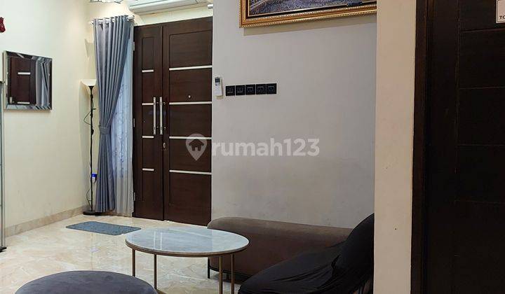 Rumah 3 Lantai Kolam Renang Pribadi, Rooftop, Balkon luas, Lokasi Dekat Lapangan Terbang Pondok Cabe 1