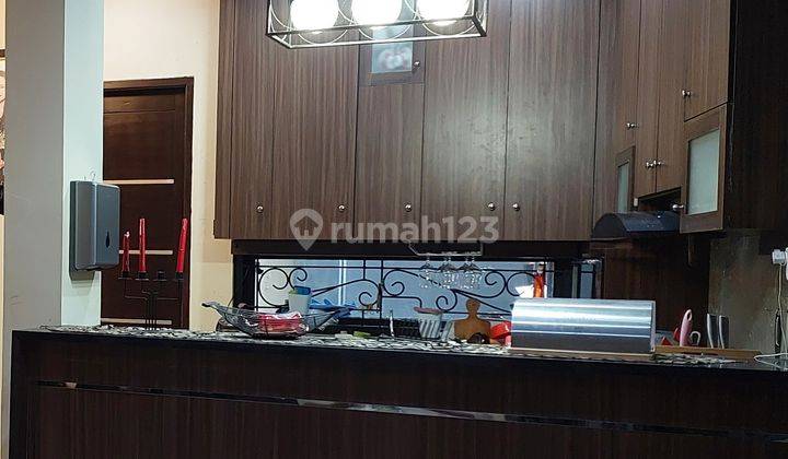 Rumah 3 Lantai Kolam Renang Pribadi, Rooftop, Balkon luas, Lokasi Dekat Lapangan Terbang Pondok Cabe 2