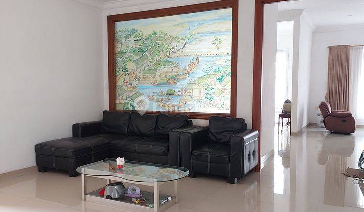 ruang keluarga dijual rumah di perumahan wisma