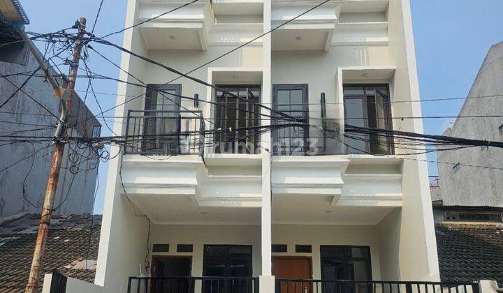 Rumah 2 Lantai di Taman Cosmos Jalan 3 Mobil 2