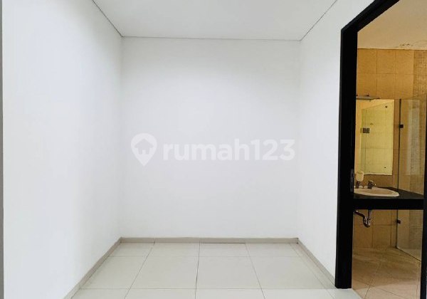 Hidden Gem: Ready-to-Live Renovated House Facing the Park in Cinere's Most Elite Complex! 2