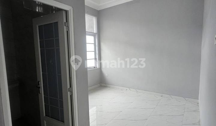 Rumah Gaya Klasik Eropa Komplek Megapolitan Cinere