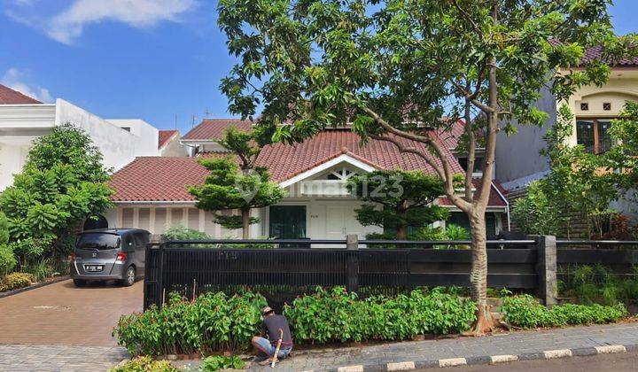 Rumah Cantik Dengan Taman Luas di Cinere  1