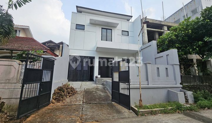 Cool House in Mega Cinere Complex Near Brigif Toll Gate.