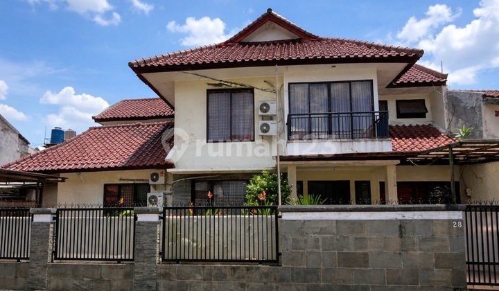 Spacious, comfortable house with a prime strategic location in Cinere. Spacious, comfortable house with a prime strategic location in Cinere.