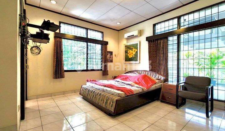 Rumah luas dan berkarakter di Pejaten, kawasan tenang dengan lingkungan private khas rumah old money. 2
