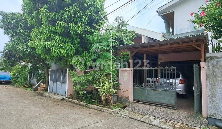 Rumah 2 lantai yang berlokasi di Mega Cinere dengan row jalan lebar 2 mobil.