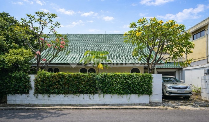 House in Mampang Prapatan, South Jakarta, Highly Strategic Location Just a Step Away from Kuningan.