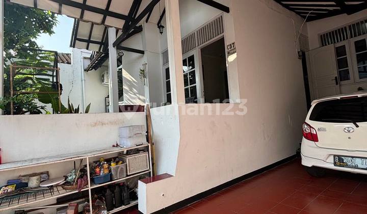 A house in the Cinere complex is close to the Brigif Toll Gate. 2