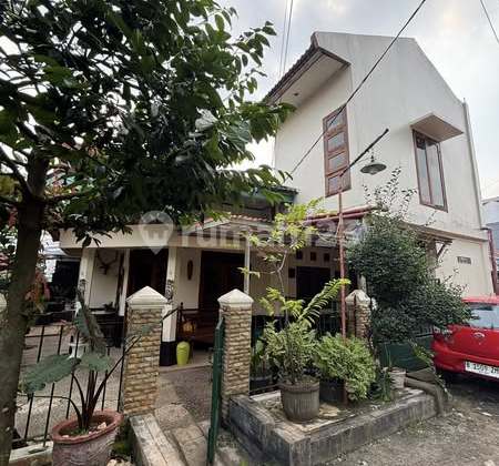  Rumah Mungil, Klasik, dan Kokoh di Mega Cinere