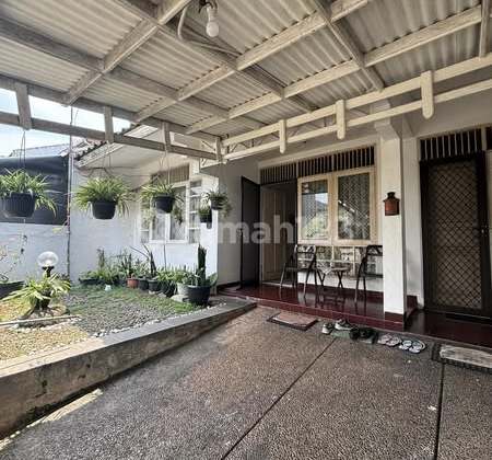 This house has a story. The Premier House in Cinere Complex. Will you be the next lucky owner? 2