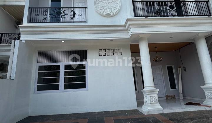 Rumah Gaya Klasik Eropa Komplek Megapolitan Cinere