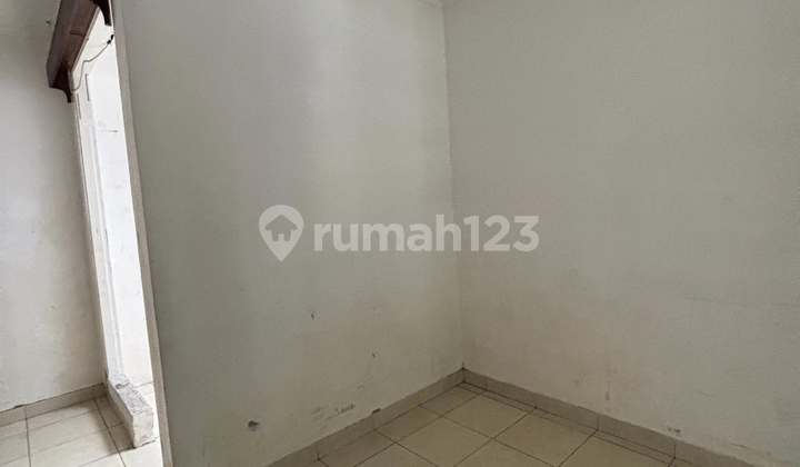 Classic House in a Strategic Location, Cinere, Depok 2