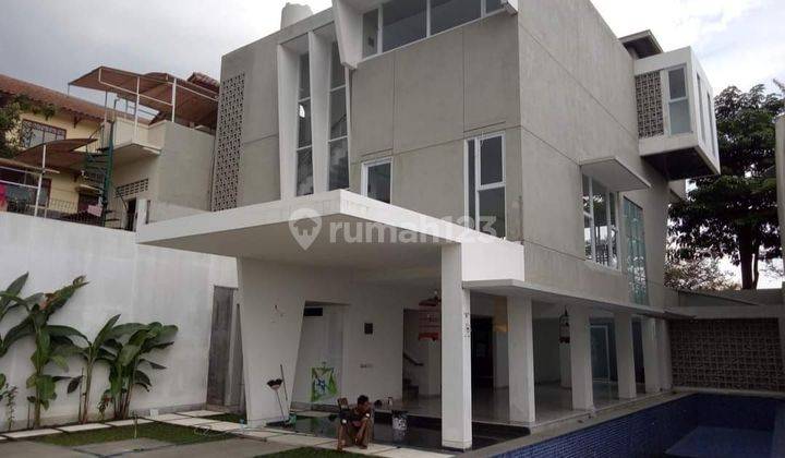 Rumah/villa Bagus 3 Lantai SHM di Dago Pakar Bandung dengan kolam renang 1