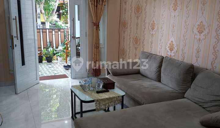 ruang tamu rumah baru 2 lantai shm