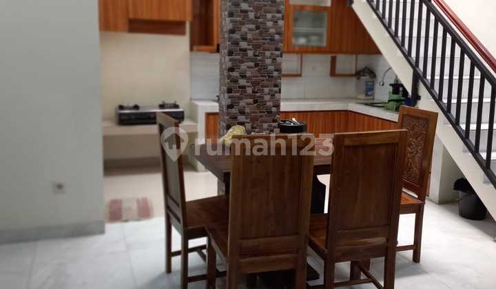 ruang makan rumah baru 2 lantai shm