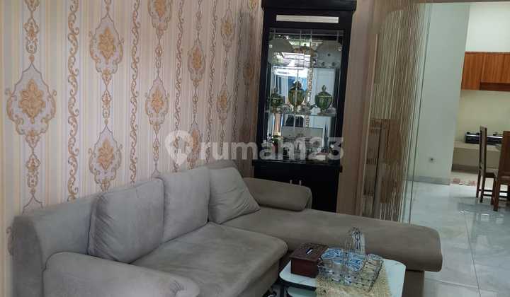 ruang tamu rumah baru 2 lantai shm