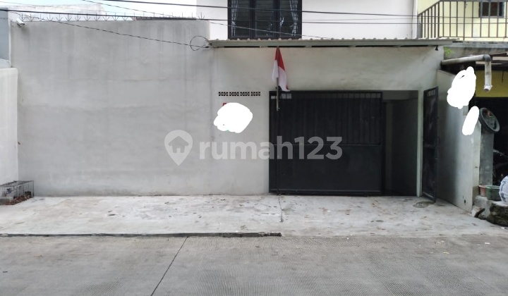 For sale: 3-story house with SHM certificate on Dekeng main road, Bogor. For sale: 3-story house with SHM certificate on Dekeng main road, Bogor.