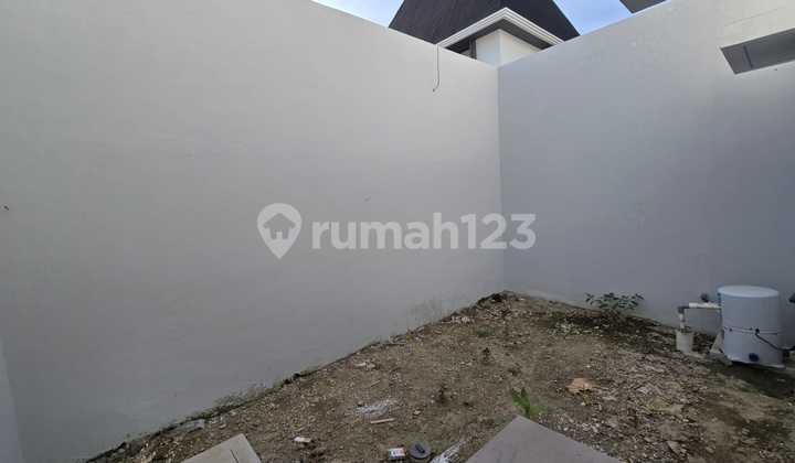 For sale 3-story shop house in a strategic location at Metland Cibitung housing For sale 3-story shop house in a strategic location at Metland Cibitung housing