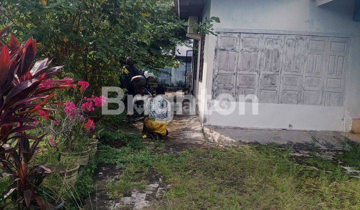 Rumah Dengan halaman luas  2