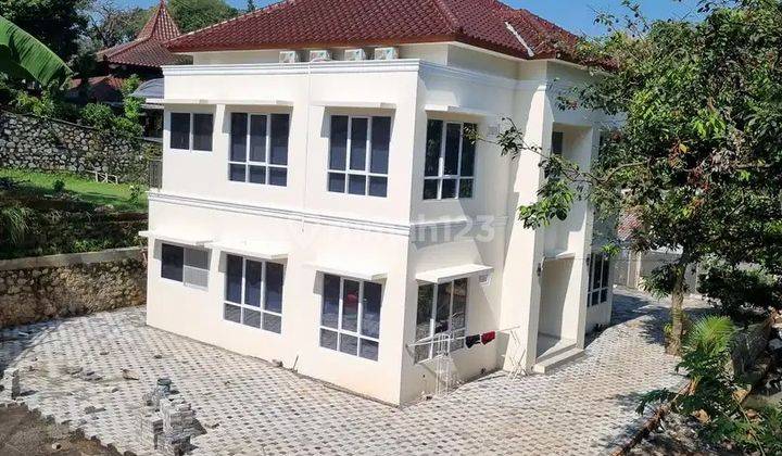 Dijual Rumah Tinggal 2 Lantai, Baru Selesai di Bangun, Dengan Kebun Dan Kolam Didepannya. 2