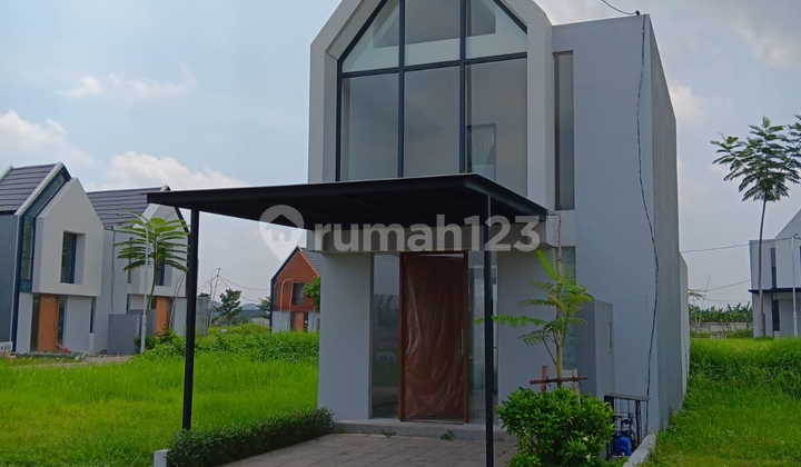 Royal Residence 2 Menganti has Canopy Curtains. 1