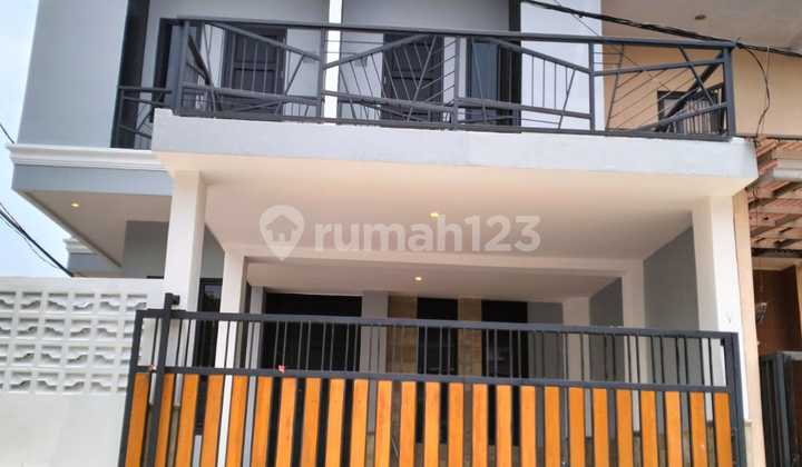 Rumah Hoek 3 Lantai di Cendana Residence Pamulang