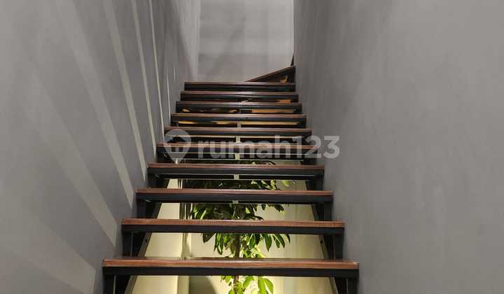 Quick Sale 3-Story House in Banyan Ville The Green BSD, South Tangerang 2