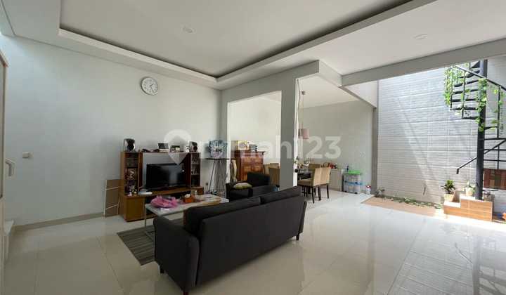 Rumah Sudah Renovasi di Cluster Crystal Gading Serpong, Tangerang 2