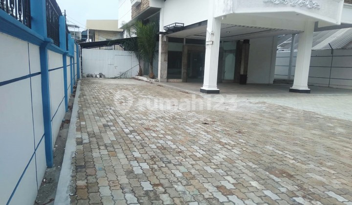 Daan Mogot Raya Building 5 Floors 1200m2 Strategic Location Roadside