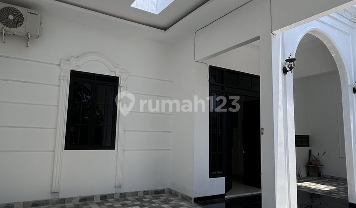 Rumah American Classic Modern Di Boulevard - Luas Tanah 150 M  2