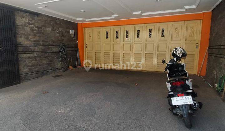 Rumah 3,5 Lantai Bagus di Taman Milenium 2