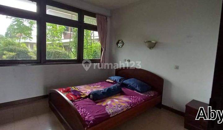 Villa full furnished puncak siap huni hadap kolam renang SHM 8