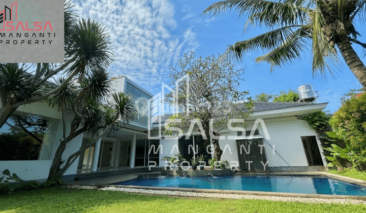Dijual Cepat Rumah Cantik Taman Cantik Tanah Luas Tanah 1600 Meter Dengan 5 Kamar Tidur Dan Parkiran Bisa 12 Mobil Siap Huni Nego Harga Rp.35 M Nego Sampai Deal Area Kemang Ampera Jakarta Selatan  1