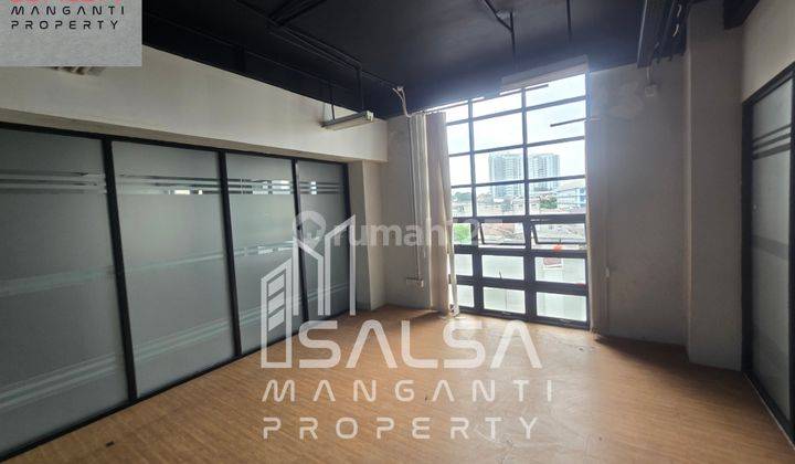 FOR RENT GEDUNG PUTIH ATAU RUANG USAHA ATAU PERKANTORAN BISA MULTIFUNGSI RESTORAN CAFE BAR ATAU KLINIK KECANTIKAN ATAU RUMAH SAKIT ATAU PERBANKAN ATAU MULTIFUNSI ATAU KOST KOSTAN LUAS TANAH 1237 METER BISA MUAT 30 MOBIL PARKIRAN ADA LIFT HARGA SEWA RP.2.8 2