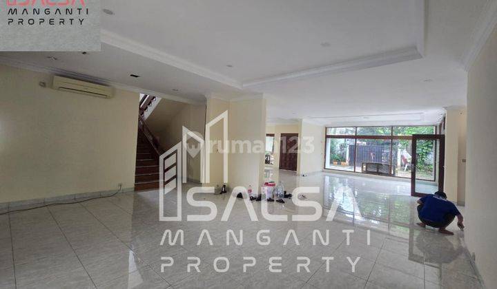 Disewakan cepat  rumah bisa kantor ataunmultifunsi dan tempat tinggal harga 1 M dengan luas tanah 1400 meter parkiran 15 mobil area kemang  dekat Kemang raya jakarta Selatan  2