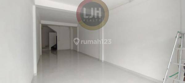 3 Storey Shophouse in Main Road Gatot Subroto, Denpasar, Close to Lumintang Park and Living World Mall 2