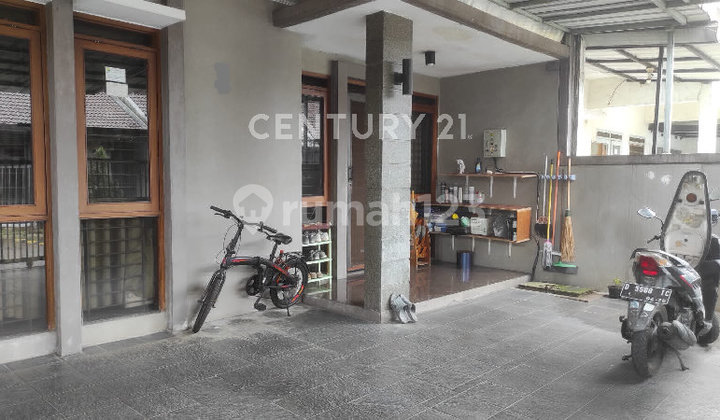 Rumah   Terawat Dan Siap Huni Taman Holis Indah 2 