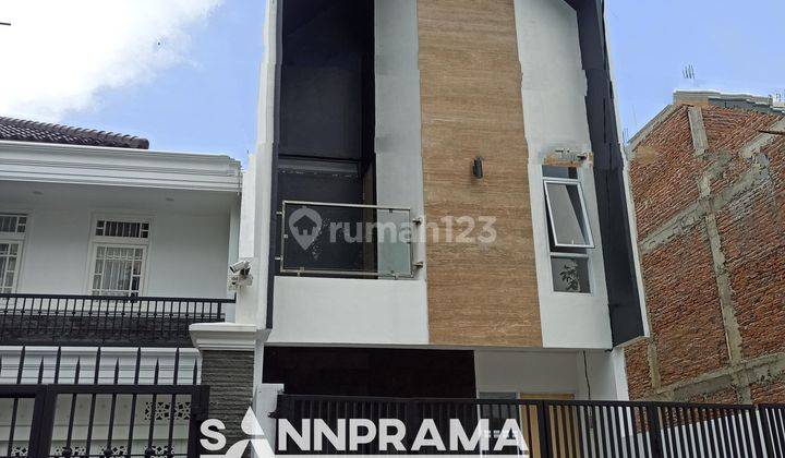 Rumah Plus Rooftop Dan Inner Courtyard Komplek Deplu, Rn  1