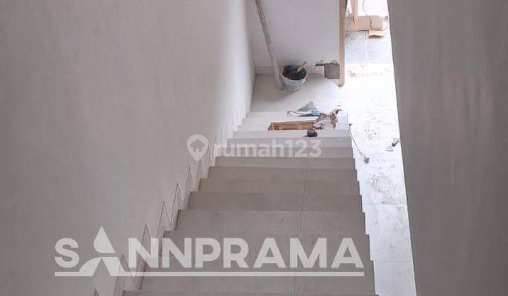 Rumah 2 Lantai di Jatikramat SHM Baru dengan Taman Belakang 2