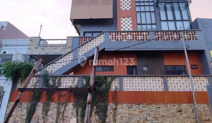 Rumah 4 Lantai dalam Townhouse Plus Rooftop dan FULL Furnished Rn 1