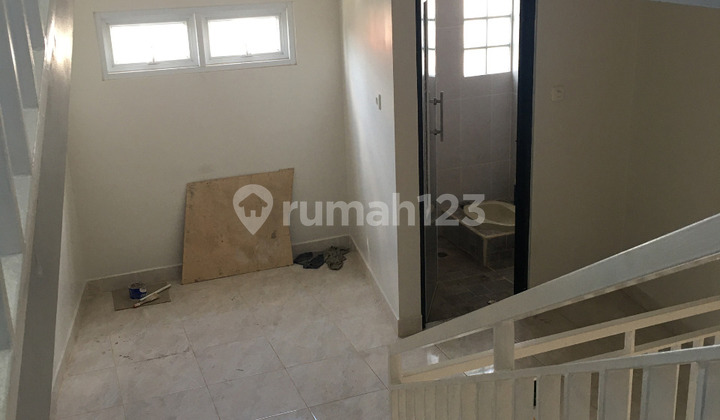 Ruko 2 1/2 lantai lokasi strategis dikelapa dua,Depok 2