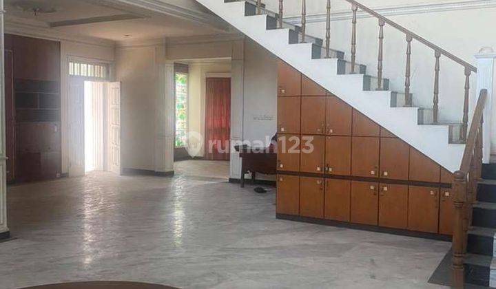 Disewakan Rumah Megah 2 Lantai Nol Jalan Raya di Dharmahusada 2