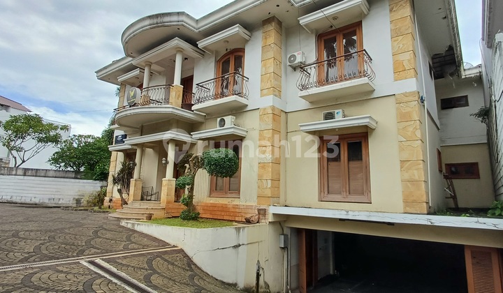 House in Pejaten Barat, Spacious Parking suitable for Residence / Office