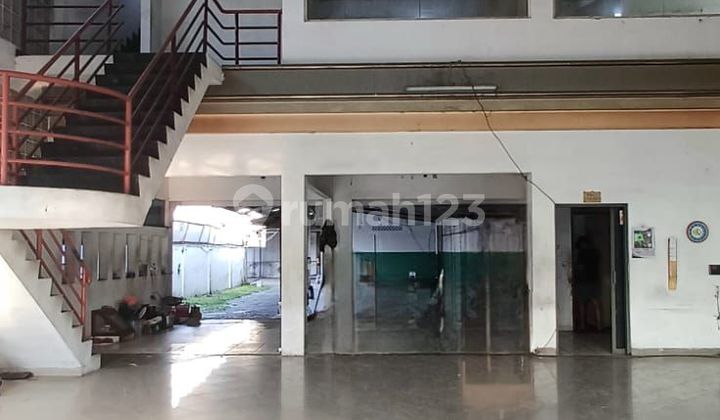 Gegung untuk usaha strategis pinggir jalan, 3 lantai,pondok pinang