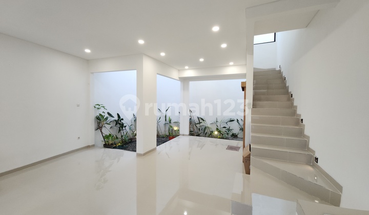 Rumah Baru Bagus Modern Tropis di Perumahan Taman Aries, Jakarta Barat 2