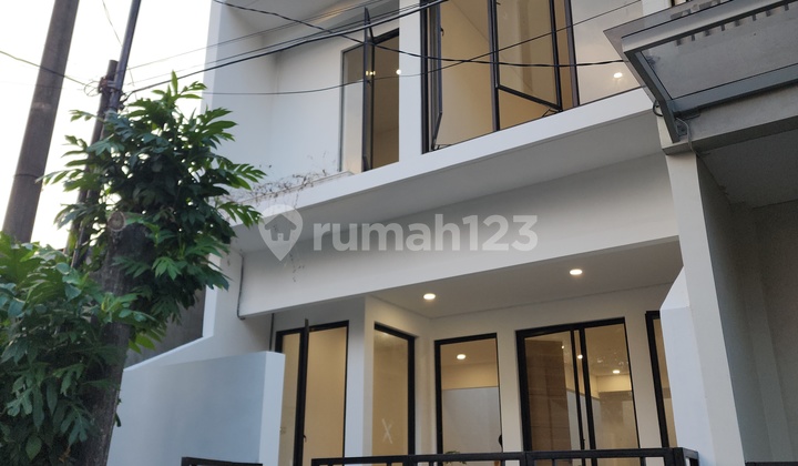 Rumah Baru Bagus Modern Tropis di Perumahan Taman Aries, Jakarta Barat 1