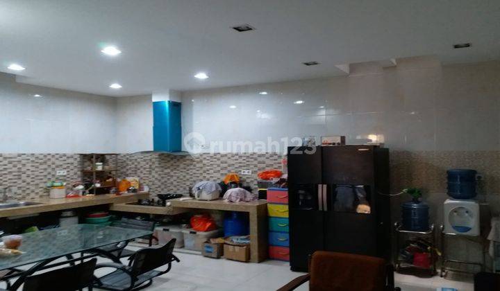 Dijual Rumah Bagus 3 Lantai SHM - Sertifikat Hak Milik di Taman Palem 2