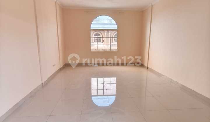 Disewakan ruko 3,5 lantai hadap dalam green lake city Disewakan ruko 3,5 lantai hadap dalam green lake city